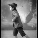 Modello in posa, non datata, lastra fotografica, 13 x 18 cm, Archivio - Fondazione Giuseppe Mozzanica.