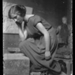 Modella in posa, non datata, lastra fotografica, 13 x 18 cm, Archivio - Fondazione Giuseppe Mozzanica.