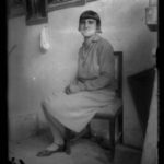Modella in posa, non datata, lastra fotografica, 13 x 18 cm, Archivio - Fondazione Giuseppe Mozzanica.