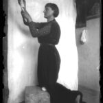Modella in posa, non datata, lastra fotografica, 13 x 18 cm, Archivio - Fondazione Giuseppe Mozzanica.