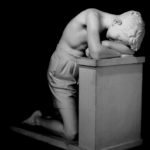 Giuseppe Mozzanica, Primi dispiaceri, 1946, marmo di Carrara, 40 x 84 x 84 cm, Fondazione Giuseppe Mozzanica.